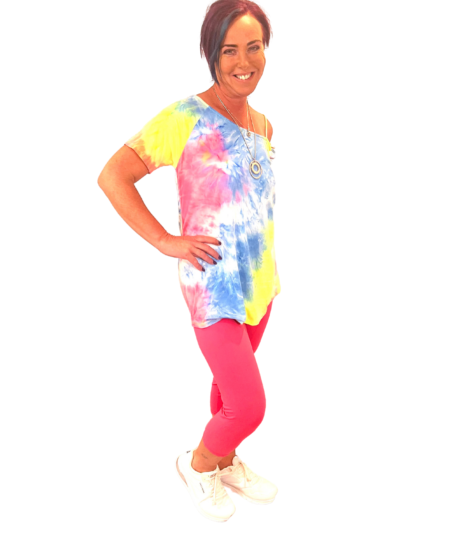 WOMAN WEARING PLUS SIZE PINK LEGGING CAPRIS