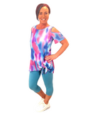 WOMAN WEARING EXTRA PLUS TEAL CAPRIS