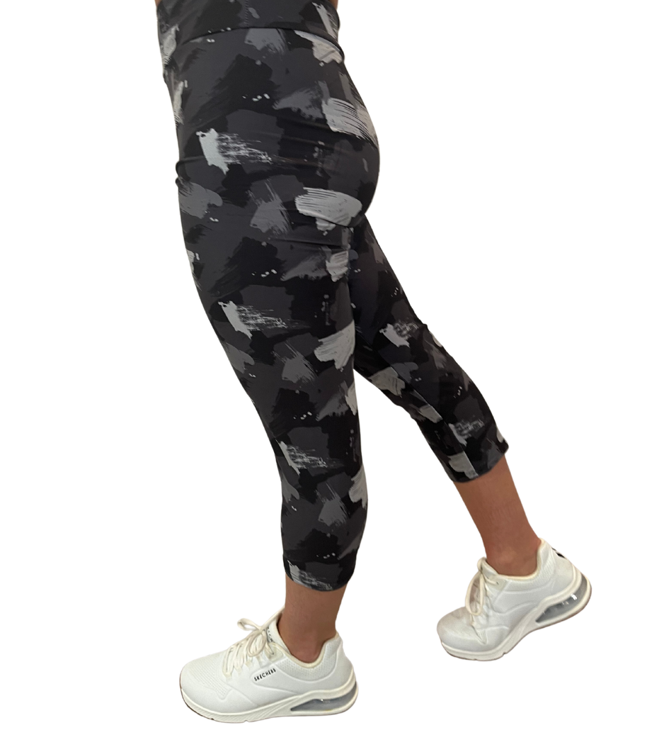 EXTRA CURVY BLACK CAMO LEGGING CAPRIS