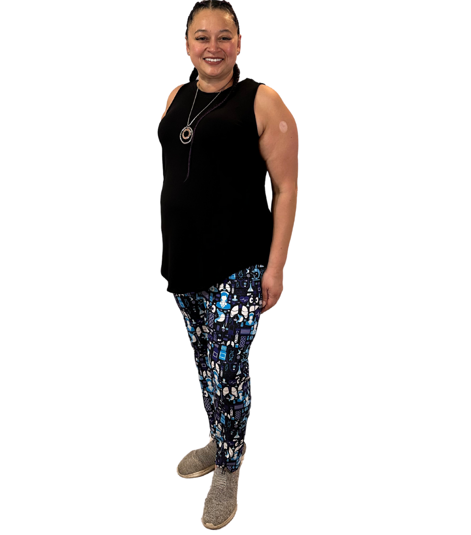 WOMAN WEARING PLUS SIZE NURSING LEGGINGS