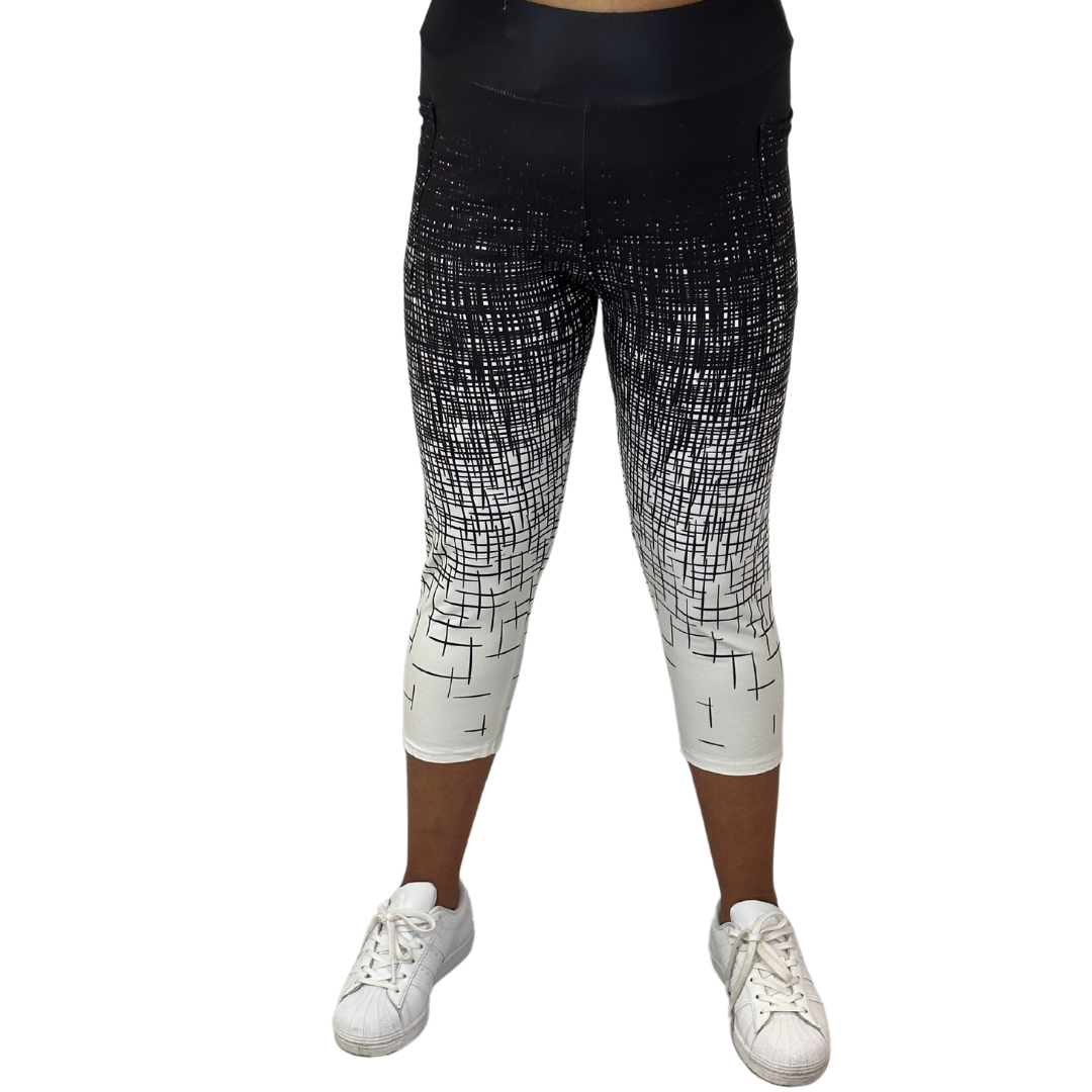 WOMAN WEARING CURVY PATTERNED CAPRIS