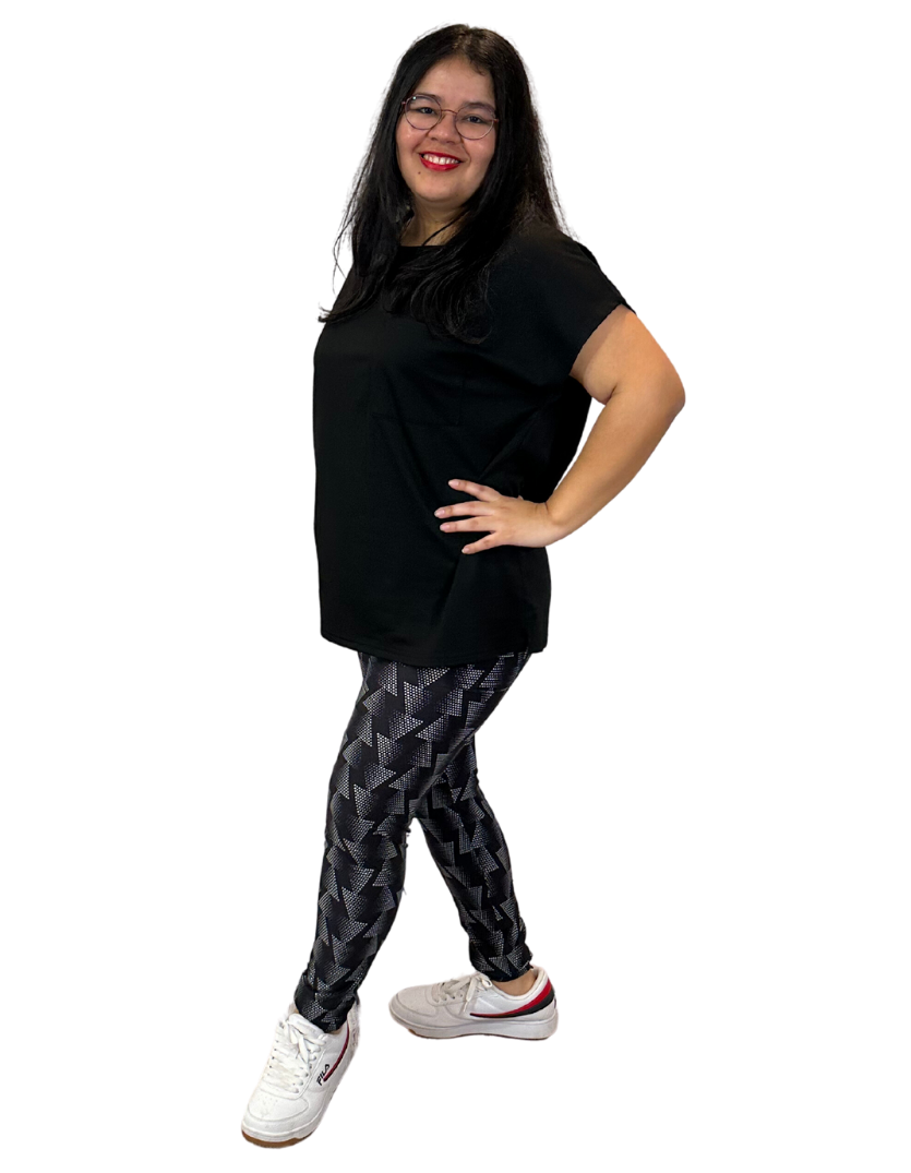 WOMAN WEARING EXTRA PLUS BLACK PATTERNED LEGGINGS