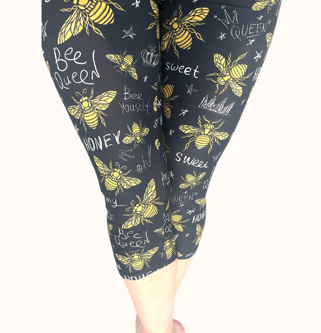 WOMAN WEARING ONE SIZE BEE LEGGING CAPRIS