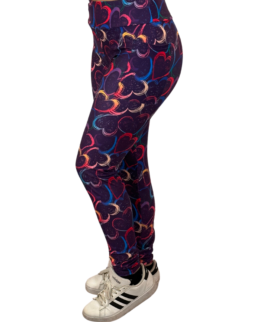 WOMAN WEARING EXTRA CURVY HEART LEGGINGS