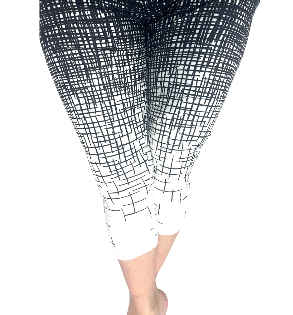 WOMAN WEARING PLUS SIZE OMBRE LEGGING CAPRIS