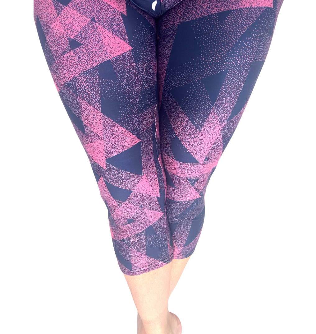 WOMAN WEARING EXTRA PLUS PINK AND BLACK LEGGING CAPRIS